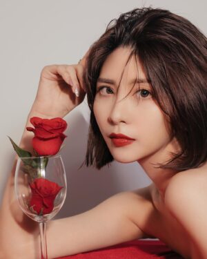 Wendy Huang Instagram - ｜

攝影師的花卉女孩系列

我是帶刺的玫瑰代表✨🌹

@chenvika_photo