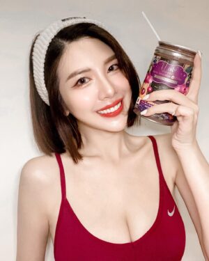 Wendy Huang Instagram - 還記得之前上綜藝大熱門時我跟大家分享了豐胸瑜珈嗎？這次要來跟大家分享維持胸部飽滿的好物啦☺️💕

大胸部的最大擔憂就是怕下垂或者形狀不夠漂亮堅挺，
所以除了靠外力日常的鍛鍊、內在的保養也是非常重要的。

這次跟你們分享的是來自日本的《緊緻胸部莓汁粉》
它有很棒的緊緻豐胸、燃燒脂肪和瘦腰的效果🤩

其中的《野山藥》和《野葛根》萃取物含有天然植物雌激素合成女性荷爾蒙的先驅物質，可以幫助乳房系統再次發育，調節平衡荷爾蒙的分泌，還可以強化、激生新的乳房脂肪組織，促使胸部飽滿挺拔，明顯改善胸部線條✨
而且裡面還有2種生命之果《巴西莓》和《馬基莓 》
它們富含加速脂肪代謝時極為需要的維生素B群，可以在緊緻胸部的同時幫助燃燒脂肪還可以促進新陳代謝
而且他的味道是微甜的莓果味，一天只要一匙泡著當飲料喝就可以讓自己美美的真的愛了愛了🥰

🛒💕莓汁粉傳送門🚪✨｜ @nanojapan_my 

#緊緻胸部莓汁粉 
#nanojapanmy #madeinjapan #berry #smoothie #weightloss #burnfat #liftupbreast #preventsagging #bustline