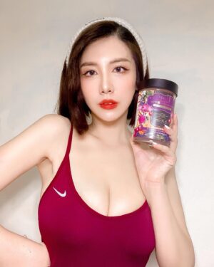 Wendy Huang Instagram - 還記得之前上綜藝大熱門時我跟大家分享了豐胸瑜珈嗎？這次要來跟大家分享維持胸部飽滿的好物啦☺️💕

大胸部的最大擔憂就是怕下垂或者形狀不夠漂亮堅挺，
所以除了靠外力日常的鍛鍊、內在的保養也是非常重要的。

這次跟你們分享的是來自日本的《緊緻胸部莓汁粉》
它有很棒的緊緻豐胸、燃燒脂肪和瘦腰的效果🤩

其中的《野山藥》和《野葛根》萃取物含有天然植物雌激素合成女性荷爾蒙的先驅物質，可以幫助乳房系統再次發育，調節平衡荷爾蒙的分泌，還可以強化、激生新的乳房脂肪組織，促使胸部飽滿挺拔，明顯改善胸部線條✨
而且裡面還有2種生命之果《巴西莓》和《馬基莓 》
它們富含加速脂肪代謝時極為需要的維生素B群，可以在緊緻胸部的同時幫助燃燒脂肪還可以促進新陳代謝
而且他的味道是微甜的莓果味，一天只要一匙泡著當飲料喝就可以讓自己美美的真的愛了愛了🥰

🛒💕莓汁粉傳送門🚪✨｜ @nanojapan_my 

#緊緻胸部莓汁粉 
#nanojapanmy #madeinjapan #berry #smoothie #weightloss #burnfat #liftupbreast #preventsagging #bustline