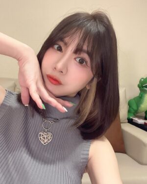 Wendy Huang Instagram - 曾經說過如果有消息會跟大家分享

.
.
.

我是說有做醫美的消息啦🤣🤣🤣
其實我要感謝我爹娘讓我基本
沒怎麼踏入醫美還能撐到現在
但你們也知道保養再不及時
歲月摧殘下去就來不及了🥺
所以我終於決定跑去欣莘諮詢請醫生幫我變美美
除了我長期看不順眼的嘴邊肉以外
我還跟醫生提到我眼下的問題
我的膚況雖然是👌🏻的
沒有眼袋、淚溝也幾乎沒有
但是因為鼻子過敏的關係
每次沒化妝都有很深的黑眼圈🥲
討論過後決定來做音波拉皮➕膠原蛋白注射
施打膠原蛋白後當下就非常有感澎起來
還記得林沛鋒醫師說了一句我忘不了的
：哇 表面看起來其實👌🏻但裡面其實有點空呢！
嚇死我惹 原來就是這樣流失的難怪都無法察覺🥹
而施打音波就更不用說了！
我在意的是輪廓線條嘴邊肉的部分
林醫師有特別幫我加強
雖然剛施打完那個禮拜像麵包超人
施打完之後三個禮拜我基本上已經又不用修容了
但是大家看到我總會說你是不是瘦了怎麼臉越來越小
這種港覺只能說真的是非常非常開心啊😝

如果你們想做一些保養微整真的可以去欣莘諮詢
除了醫生很專業之外護理師都很貼心也很溫柔
而且會針對你的需求給予調配不會強硬推銷🥰
（為了避免說現在美圖相機修圖的部分，
附上第四第五張原相機無濾鏡修圖的照片給你們看🤣）

#欣莘時尚美學診所 #中山區醫美
#海芙音波 #音波拉提 #膠原蛋白植入劑