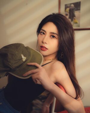 Wendy Huang Instagram - 下雨天了怎麼辦
我___________

發發庫存 報平安🤎
📷/ @icy.photo4life
