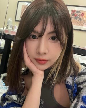 Wendy Huang Instagram - 曾經說過如果有消息會跟大家分享

.
.
.

我是說有做醫美的消息啦🤣🤣🤣
其實我要感謝我爹娘讓我基本
沒怎麼踏入醫美還能撐到現在
但你們也知道保養再不及時
歲月摧殘下去就來不及了🥺
所以我終於決定跑去欣莘諮詢請醫生幫我變美美
除了我長期看不順眼的嘴邊肉以外
我還跟醫生提到我眼下的問題
我的膚況雖然是👌🏻的
沒有眼袋、淚溝也幾乎沒有
但是因為鼻子過敏的關係
每次沒化妝都有很深的黑眼圈🥲
討論過後決定來做音波拉皮➕膠原蛋白注射
施打膠原蛋白後當下就非常有感澎起來
還記得林沛鋒醫師說了一句我忘不了的
：哇 表面看起來其實👌🏻但裡面其實有點空呢！
嚇死我惹 原來就是這樣流失的難怪都無法察覺🥹
而施打音波就更不用說了！
我在意的是輪廓線條嘴邊肉的部分
林醫師有特別幫我加強
雖然剛施打完那個禮拜像麵包超人
施打完之後三個禮拜我基本上已經又不用修容了
但是大家看到我總會說你是不是瘦了怎麼臉越來越小
這種港覺只能說真的是非常非常開心啊😝

如果你們想做一些保養微整真的可以去欣莘諮詢
除了醫生很專業之外護理師都很貼心也很溫柔
而且會針對你的需求給予調配不會強硬推銷🥰
（為了避免說現在美圖相機修圖的部分，
附上第四第五張原相機無濾鏡修圖的照片給你們看🤣）

#欣莘時尚美學診所 #中山區醫美
#海芙音波 #音波拉提 #膠原蛋白植入劑