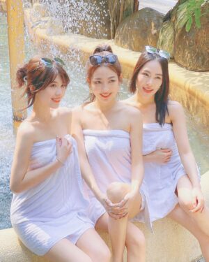 Wendy Huang Instagram - 泡湯94蘇胡(❁´◡`❁)*✲ﾟ*
喜歡這張被側邊捕捉的工作照
感覺好像有日式背景音樂🎐
題為
.
.
.
『美人の湯♨️(っ˘▽˘)(˘▽˘)˘▽˘ς)💕』

😜

#hotsprings #taiwan #yilan #jiaoxi #travel #travelphotography #beauty #泡湯 #礁溪 #景點 #台灣