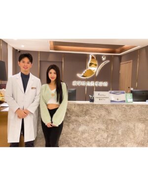 Wendy Huang Instagram - 曾經說過如果有消息會跟大家分享

.
.
.

我是說有做醫美的消息啦🤣🤣🤣
其實我要感謝我爹娘讓我基本
沒怎麼踏入醫美還能撐到現在
但你們也知道保養再不及時
歲月摧殘下去就來不及了🥺
所以我終於決定跑去欣莘諮詢請醫生幫我變美美
除了我長期看不順眼的嘴邊肉以外
我還跟醫生提到我眼下的問題
我的膚況雖然是👌🏻的
沒有眼袋、淚溝也幾乎沒有
但是因為鼻子過敏的關係
每次沒化妝都有很深的黑眼圈🥲
討論過後決定來做音波拉皮➕膠原蛋白注射
施打膠原蛋白後當下就非常有感澎起來
還記得林沛鋒醫師說了一句我忘不了的
：哇 表面看起來其實👌🏻但裡面其實有點空呢！
嚇死我惹 原來就是這樣流失的難怪都無法察覺🥹
而施打音波就更不用說了！
我在意的是輪廓線條嘴邊肉的部分
林醫師有特別幫我加強
雖然剛施打完那個禮拜像麵包超人
施打完之後三個禮拜我基本上已經又不用修容了
但是大家看到我總會說你是不是瘦了怎麼臉越來越小
這種港覺只能說真的是非常非常開心啊😝

如果你們想做一些保養微整真的可以去欣莘諮詢
除了醫生很專業之外護理師都很貼心也很溫柔
而且會針對你的需求給予調配不會強硬推銷🥰
（為了避免說現在美圖相機修圖的部分，
附上第四第五張原相機無濾鏡修圖的照片給你們看🤣）

#欣莘時尚美學診所 #中山區醫美
#海芙音波 #音波拉提 #膠原蛋白植入劑