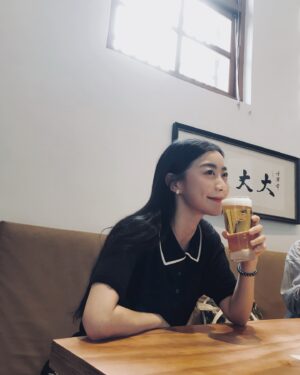 Weng Jiawei Instagram - 最好的時光，
就是好好吃頓飯大口喝啤酒🤍

謝謝朋朋們溫暖相聚🔥
謝謝 @uuin_official 陪我開喝☺️

#my惟my羅還要晚上的my如🩵