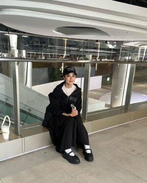 Weng Jiawei Instagram - 梅雨季到夏至之間，
出門在外熱到一顆御飯團就飽了，
如果要吃更多，應該要先去 
@fruition_shop x @rockfish_official 
台北獨家快閃店試穿新款美鞋大吹冷氣☺️
然後再順手拿一組品牌獨家明信片，把你的熱傳遞給心中馬上想到的那個人🌞🔥

✨快閃期間5/25-7/31，
趁這時試穿他們最經典的瑪莉珍運動鞋！！

#FRUITION #Fruition_shop #rockfish #rockfish台北期間限定快閃店 

#熱歸熱今天臉很亮 #也不管拍成什麼樣子 #這就是枕邊人的手 #接受接納包容