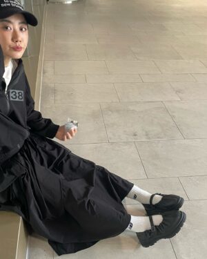 Weng Jiawei Instagram - 梅雨季到夏至之間，
出門在外熱到一顆御飯團就飽了，
如果要吃更多，應該要先去 
@fruition_shop x @rockfish_official 
台北獨家快閃店試穿新款美鞋大吹冷氣☺️
然後再順手拿一組品牌獨家明信片，把你的熱傳遞給心中馬上想到的那個人🌞🔥

✨快閃期間5/25-7/31，
趁這時試穿他們最經典的瑪莉珍運動鞋！！

#FRUITION #Fruition_shop #rockfish #rockfish台北期間限定快閃店 

#熱歸熱今天臉很亮 #也不管拍成什麼樣子 #這就是枕邊人的手 #接受接納包容