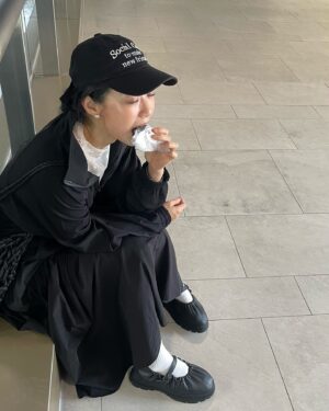 Weng Jiawei Instagram - 梅雨季到夏至之間，
出門在外熱到一顆御飯團就飽了，
如果要吃更多，應該要先去 
@fruition_shop x @rockfish_official 
台北獨家快閃店試穿新款美鞋大吹冷氣☺️
然後再順手拿一組品牌獨家明信片，把你的熱傳遞給心中馬上想到的那個人🌞🔥

✨快閃期間5/25-7/31，
趁這時試穿他們最經典的瑪莉珍運動鞋！！

#FRUITION #Fruition_shop #rockfish #rockfish台北期間限定快閃店 

#熱歸熱今天臉很亮 #也不管拍成什麼樣子 #這就是枕邊人的手 #接受接納包容