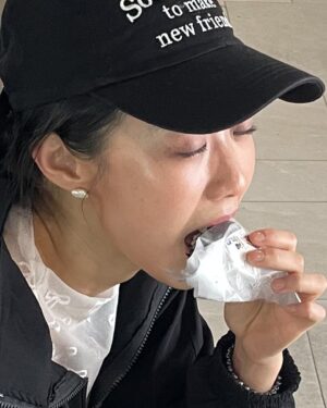 Weng Jiawei Instagram - 梅雨季到夏至之間，
出門在外熱到一顆御飯團就飽了，
如果要吃更多，應該要先去 
@fruition_shop x @rockfish_official 
台北獨家快閃店試穿新款美鞋大吹冷氣☺️
然後再順手拿一組品牌獨家明信片，把你的熱傳遞給心中馬上想到的那個人🌞🔥

✨快閃期間5/25-7/31，
趁這時試穿他們最經典的瑪莉珍運動鞋！！

#FRUITION #Fruition_shop #rockfish #rockfish台北期間限定快閃店 

#熱歸熱今天臉很亮 #也不管拍成什麼樣子 #這就是枕邊人的手 #接受接納包容