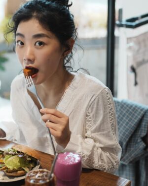 Weng Jiawei Instagram - 萬物皆有靈，遇到好吃的食物，馬上能被新鮮口感創造出來的快樂氣氛包圍。

📸@0uwang 

📍@snoreatery