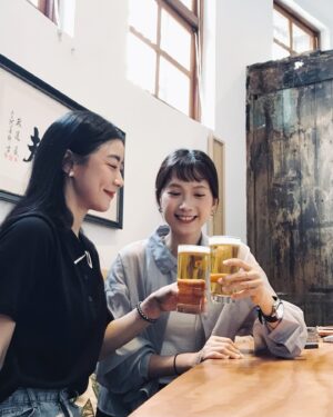 Weng Jiawei Instagram - 最好的時光，
就是好好吃頓飯大口喝啤酒🤍

謝謝朋朋們溫暖相聚🔥
謝謝 @uuin_official 陪我開喝☺️

#my惟my羅還要晚上的my如🩵