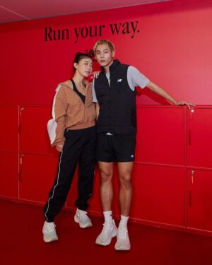 Weng Jiawei Instagram - 🤍New Balance 🤍
Run your way全能運動場體驗開張！！

著裝完畢走進運動場就有一種很有活力的感覺！畢竟這一次的體驗裝置和服裝都充滿滿滿的復古風潮，光是站在場地腎上腺素就準備好升高了😆

今天穿著
✨New Balance Fresh Foam X 1080v13 ✨
彩虹漸層款厚底慢跑鞋不得不說足弓腳底的體驗很美好，柔彈卻有足夠的支撐力，鞋面織布的彈性跟著腳背活動拉伸，一點都不會壓腳，常常走路或運動的人一定都知道這有多重要🥹

體驗區有可愛的柔彈鞋型棉花浴池、雲朵舒適沙發、瑜珈寬敞空間、跑步機，最好玩的的是拉繩攀岩區，還有秒數裝置😆 復古卻也帶著運動的俐落流線裝置，這種活動就是要跟朋友一起去才好玩🤍

運動場開放快閃三天，有時間的朋友不要錯過裡面有瑜伽和皮拉提斯的體驗，除了通體舒暢還可以獲得美照😆

* 時間：3月15日～3月17日：限時三天開放給民眾體驗互動各種趣味關卡，現場也可以簡單體驗瑜珈或皮拉提斯課程。
* 地點：台北市花博公園流行館

#NewBalance #NBRCTW #FreshFoamX1080v13

🤍時間：3月15日～3月17日：
限時三天開放給民眾體驗互動各種趣味關卡，現場也可以簡單體驗瑜珈或皮拉提斯課程。

🤍地點：台北市花博公園流行館

📸 @chuyueyi 小朱老師☺️👍🏻