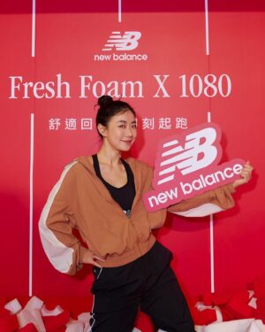 Weng Jiawei Instagram - 🤍New Balance 🤍
Run your way全能運動場體驗開張！！

著裝完畢走進運動場就有一種很有活力的感覺！畢竟這一次的體驗裝置和服裝都充滿滿滿的復古風潮，光是站在場地腎上腺素就準備好升高了😆

今天穿著
✨New Balance Fresh Foam X 1080v13 ✨
彩虹漸層款厚底慢跑鞋不得不說足弓腳底的體驗很美好，柔彈卻有足夠的支撐力，鞋面織布的彈性跟著腳背活動拉伸，一點都不會壓腳，常常走路或運動的人一定都知道這有多重要🥹

體驗區有可愛的柔彈鞋型棉花浴池、雲朵舒適沙發、瑜珈寬敞空間、跑步機，最好玩的的是拉繩攀岩區，還有秒數裝置😆 復古卻也帶著運動的俐落流線裝置，這種活動就是要跟朋友一起去才好玩🤍

運動場開放快閃三天，有時間的朋友不要錯過裡面有瑜伽和皮拉提斯的體驗，除了通體舒暢還可以獲得美照😆

* 時間：3月15日～3月17日：限時三天開放給民眾體驗互動各種趣味關卡，現場也可以簡單體驗瑜珈或皮拉提斯課程。
* 地點：台北市花博公園流行館

#NewBalance #NBRCTW #FreshFoamX1080v13

🤍時間：3月15日～3月17日：
限時三天開放給民眾體驗互動各種趣味關卡，現場也可以簡單體驗瑜珈或皮拉提斯課程。

🤍地點：台北市花博公園流行館

📸 @chuyueyi 小朱老師☺️👍🏻