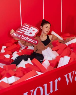 Weng Jiawei Instagram - 🤍New Balance 🤍
Run your way全能運動場體驗開張！！

著裝完畢走進運動場就有一種很有活力的感覺！畢竟這一次的體驗裝置和服裝都充滿滿滿的復古風潮，光是站在場地腎上腺素就準備好升高了😆

今天穿著
✨New Balance Fresh Foam X 1080v13 ✨
彩虹漸層款厚底慢跑鞋不得不說足弓腳底的體驗很美好，柔彈卻有足夠的支撐力，鞋面織布的彈性跟著腳背活動拉伸，一點都不會壓腳，常常走路或運動的人一定都知道這有多重要🥹

體驗區有可愛的柔彈鞋型棉花浴池、雲朵舒適沙發、瑜珈寬敞空間、跑步機，最好玩的的是拉繩攀岩區，還有秒數裝置😆 復古卻也帶著運動的俐落流線裝置，這種活動就是要跟朋友一起去才好玩🤍

運動場開放快閃三天，有時間的朋友不要錯過裡面有瑜伽和皮拉提斯的體驗，除了通體舒暢還可以獲得美照😆

* 時間：3月15日～3月17日：限時三天開放給民眾體驗互動各種趣味關卡，現場也可以簡單體驗瑜珈或皮拉提斯課程。
* 地點：台北市花博公園流行館

#NewBalance #NBRCTW #FreshFoamX1080v13

🤍時間：3月15日～3月17日：
限時三天開放給民眾體驗互動各種趣味關卡，現場也可以簡單體驗瑜珈或皮拉提斯課程。

🤍地點：台北市花博公園流行館

📸 @chuyueyi 小朱老師☺️👍🏻