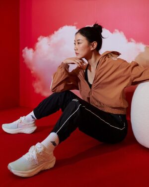 Weng Jiawei Instagram - 🤍New Balance 🤍
Run your way全能運動場體驗開張！！

著裝完畢走進運動場就有一種很有活力的感覺！畢竟這一次的體驗裝置和服裝都充滿滿滿的復古風潮，光是站在場地腎上腺素就準備好升高了😆

今天穿著
✨New Balance Fresh Foam X 1080v13 ✨
彩虹漸層款厚底慢跑鞋不得不說足弓腳底的體驗很美好，柔彈卻有足夠的支撐力，鞋面織布的彈性跟著腳背活動拉伸，一點都不會壓腳，常常走路或運動的人一定都知道這有多重要🥹

體驗區有可愛的柔彈鞋型棉花浴池、雲朵舒適沙發、瑜珈寬敞空間、跑步機，最好玩的的是拉繩攀岩區，還有秒數裝置😆 復古卻也帶著運動的俐落流線裝置，這種活動就是要跟朋友一起去才好玩🤍

運動場開放快閃三天，有時間的朋友不要錯過裡面有瑜伽和皮拉提斯的體驗，除了通體舒暢還可以獲得美照😆

* 時間：3月15日～3月17日：限時三天開放給民眾體驗互動各種趣味關卡，現場也可以簡單體驗瑜珈或皮拉提斯課程。
* 地點：台北市花博公園流行館

#NewBalance #NBRCTW #FreshFoamX1080v13

🤍時間：3月15日～3月17日：
限時三天開放給民眾體驗互動各種趣味關卡，現場也可以簡單體驗瑜珈或皮拉提斯課程。

🤍地點：台北市花博公園流行館

📸 @chuyueyi 小朱老師☺️👍🏻