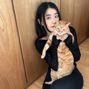 Weng Jiawei Instagram - 告別了待著4年的家，謝謝你陪伴著我無數個悲喜交加的日子，我在這裡學習和補充的勇敢，會帶著去到新的住處繼續儲蓄，四年前找房子你就是第一個最佳眼緣，還好我們手速心智很快才能讓你變成家人。

不得不說這4年我感受自己真的改變很多，
雖然我還是我，但心裡流動的東西長出不一樣的樣貌，獨立一點了嗎？或是更能直覺的反應自己的內在，從中也有不少對自己的質疑然後堆疊到信任。

謝謝房子帶給我的安心和溫暖，我們和小葵可以在這裡累積生命經驗，真的是太好了🥲♥️

謝謝我遇見的一切，
希望也能帶著這股好能量繼續分享出去🤍

#always