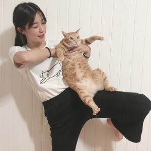 Weng Jiawei Instagram - 告別了待著4年的家，謝謝你陪伴著我無數個悲喜交加的日子，我在這裡學習和補充的勇敢，會帶著去到新的住處繼續儲蓄，四年前找房子你就是第一個最佳眼緣，還好我們手速心智很快才能讓你變成家人。

不得不說這4年我感受自己真的改變很多，
雖然我還是我，但心裡流動的東西長出不一樣的樣貌，獨立一點了嗎？或是更能直覺的反應自己的內在，從中也有不少對自己的質疑然後堆疊到信任。

謝謝房子帶給我的安心和溫暖，我們和小葵可以在這裡累積生命經驗，真的是太好了🥲♥️

謝謝我遇見的一切，
希望也能帶著這股好能量繼續分享出去🤍

#always