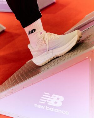 Weng Jiawei Instagram - 🤍New Balance 🤍
Run your way全能運動場體驗開張！！

著裝完畢走進運動場就有一種很有活力的感覺！畢竟這一次的體驗裝置和服裝都充滿滿滿的復古風潮，光是站在場地腎上腺素就準備好升高了😆

今天穿著
✨New Balance Fresh Foam X 1080v13 ✨
彩虹漸層款厚底慢跑鞋不得不說足弓腳底的體驗很美好，柔彈卻有足夠的支撐力，鞋面織布的彈性跟著腳背活動拉伸，一點都不會壓腳，常常走路或運動的人一定都知道這有多重要🥹

體驗區有可愛的柔彈鞋型棉花浴池、雲朵舒適沙發、瑜珈寬敞空間、跑步機，最好玩的的是拉繩攀岩區，還有秒數裝置😆 復古卻也帶著運動的俐落流線裝置，這種活動就是要跟朋友一起去才好玩🤍

運動場開放快閃三天，有時間的朋友不要錯過裡面有瑜伽和皮拉提斯的體驗，除了通體舒暢還可以獲得美照😆

* 時間：3月15日～3月17日：限時三天開放給民眾體驗互動各種趣味關卡，現場也可以簡單體驗瑜珈或皮拉提斯課程。
* 地點：台北市花博公園流行館

#NewBalance #NBRCTW #FreshFoamX1080v13

🤍時間：3月15日～3月17日：
限時三天開放給民眾體驗互動各種趣味關卡，現場也可以簡單體驗瑜珈或皮拉提斯課程。

🤍地點：台北市花博公園流行館

📸 @chuyueyi 小朱老師☺️👍🏻