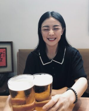 Weng Jiawei Instagram - 最好的時光，
就是好好吃頓飯大口喝啤酒🤍

謝謝朋朋們溫暖相聚🔥
謝謝 @uuin_official 陪我開喝☺️

#my惟my羅還要晚上的my如🩵