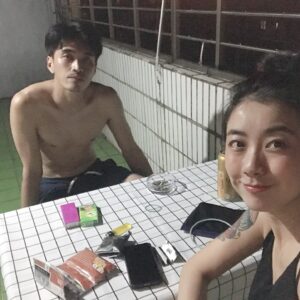 Weng Jiawei Instagram - 告別了待著4年的家，謝謝你陪伴著我無數個悲喜交加的日子，我在這裡學習和補充的勇敢，會帶著去到新的住處繼續儲蓄，四年前找房子你就是第一個最佳眼緣，還好我們手速心智很快才能讓你變成家人。

不得不說這4年我感受自己真的改變很多，
雖然我還是我，但心裡流動的東西長出不一樣的樣貌，獨立一點了嗎？或是更能直覺的反應自己的內在，從中也有不少對自己的質疑然後堆疊到信任。

謝謝房子帶給我的安心和溫暖，我們和小葵可以在這裡累積生命經驗，真的是太好了🥲♥️

謝謝我遇見的一切，
希望也能帶著這股好能量繼續分享出去🤍

#always