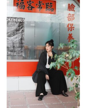 Weng Jiawei Instagram - 我一直在想
舒服自在的環境是可以靠自己創造的，像語言就能輕易的渲染你所處在環境的氛圍。
你今天聽見一句話，你願意給予的只是展現自我的高度，還是在聆聽後給予支持或祝福？

當你由衷說出好的對話，發自內心闡述你認為心中或眼前的好，無論份量是否大小，聽見的人就能備受感染，光是這樣就能在短短的時間內，和你面對的對象聚焦一個好能量🫂

Photographer @0uwang 
Prophecy @uuin_official 
經典細緻，不被限制的神秘感🤍