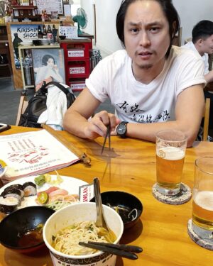 Weng Jiawei Instagram - 最好的時光，
就是好好吃頓飯大口喝啤酒🤍

謝謝朋朋們溫暖相聚🔥
謝謝 @uuin_official 陪我開喝☺️

#my惟my羅還要晚上的my如🩵