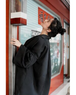 Weng Jiawei Instagram - 我一直在想
舒服自在的環境是可以靠自己創造的，像語言就能輕易的渲染你所處在環境的氛圍。
你今天聽見一句話，你願意給予的只是展現自我的高度，還是在聆聽後給予支持或祝福？

當你由衷說出好的對話，發自內心闡述你認為心中或眼前的好，無論份量是否大小，聽見的人就能備受感染，光是這樣就能在短短的時間內，和你面對的對象聚焦一個好能量🫂

Photographer @0uwang 
Prophecy @uuin_official 
經典細緻，不被限制的神秘感🤍