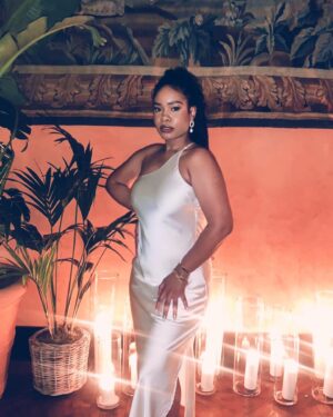 Weruche Opia Instagram - @britishvogue x @netflixuk 
Pre BAFTA TV Party
I came in the door with shoes and left barefoot…. Thank you @chinwe_nk for still making me take photos and feel cute! 😂😂😂
#mylifeisacomedyshow 🤍