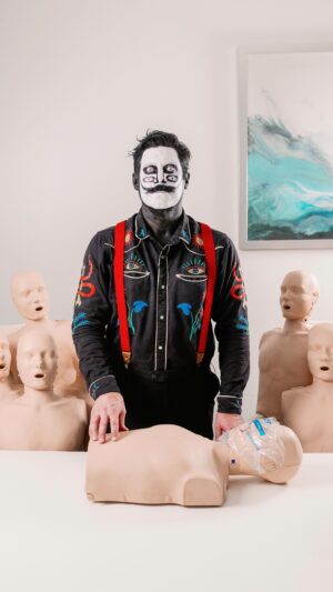 Wes Borland Instagram - learn how to respond to an opioid overdose from @thewesborland and be prepared to save a life 🎸

want to win a vinyl signed by wes and help end overdose in the process? check out our previous post 💿

be sure to take our free online training & get free naloxone/pocket masks/test strips at endoverdose.net 💻

🎥 @rule.of.thirdz