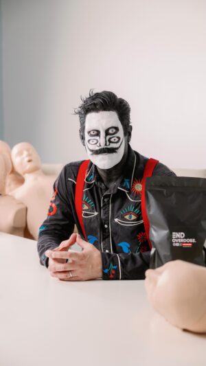 Wes Borland Instagram - looking for free naloxone and fentanyl test strips? @thewesborland has you covered 🫡 

take end overdose’s free overdose response training and get free naloxone/test strips at endoverdose.net 💻

once you take the training, you also might want to watch out for more lifesaving information & a giveaway later this week 👀

🎥: @rule.of.thirdz