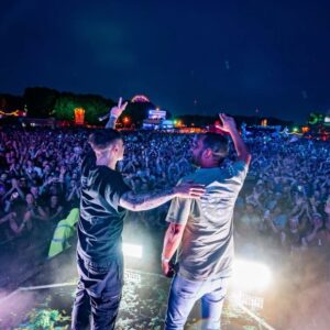 Wildstylez Instagram - Celebrating the summer with my bestie at @Parookaville 🧡

📸 @luisaart.de & @tim.dewinter