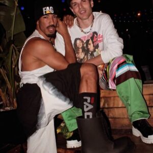 Willam Belli Instagram - in chicago, i was lucky enough to find a benevolent man to take me in off the streets and one week later i was pouring his tea in bar with the name of beach(es). that almost was Fancy and rhyming but whatever @sethefalk 🤪. thank u @roscoestavern for a lit time as always