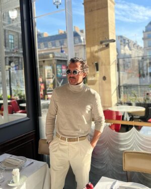 William Abadie Instagram - Thank you @hoteldulouvre , @hyatt 
Generosity begets generosity. 
I could not have asked for a better way to kick off our @emilyinparis Season 4 shoot!
Thank you :
Adrien (concierge) for aaaaall those print outs!
Benoît (Brasserie Du Louvre) for your infectious morning joy.
Madame Josephine (housekeeping) for the white chocolates and that beautiful  cheerfulness of yours.
Josephine (Marketing and sales) for being a yes person.
Celine (reception) for the tub (and it’s direct phone line)
And of course Viktor at reception…
Thank you to the incredible @hoteldulouvre team. You simply EXCEL at what you do. 
#Elitehospitality. 

Tags
@hoteldulouvre 
@hyatt 

@sparklesbubbles