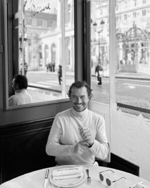 William Abadie Instagram - Thank you @hoteldulouvre , @hyatt 
Generosity begets generosity. 
I could not have asked for a better way to kick off our @emilyinparis Season 4 shoot!
Thank you :
Adrien (concierge) for aaaaall those print outs!
Benoît (Brasserie Du Louvre) for your infectious morning joy.
Madame Josephine (housekeeping) for the white chocolates and that beautiful  cheerfulness of yours.
Josephine (Marketing and sales) for being a yes person.
Celine (reception) for the tub (and it’s direct phone line)
And of course Viktor at reception…
Thank you to the incredible @hoteldulouvre team. You simply EXCEL at what you do. 
#Elitehospitality. 

Tags
@hoteldulouvre 
@hyatt 

@sparklesbubbles
