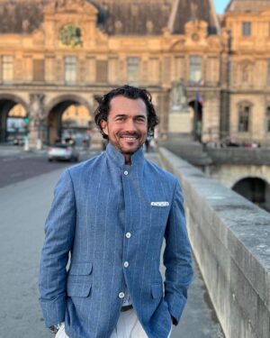 William Abadie Instagram - Thank you @hoteldulouvre , @hyatt 
Generosity begets generosity. 
I could not have asked for a better way to kick off our @emilyinparis Season 4 shoot!
Thank you :
Adrien (concierge) for aaaaall those print outs!
Benoît (Brasserie Du Louvre) for your infectious morning joy.
Madame Josephine (housekeeping) for the white chocolates and that beautiful  cheerfulness of yours.
Josephine (Marketing and sales) for being a yes person.
Celine (reception) for the tub (and it’s direct phone line)
And of course Viktor at reception…
Thank you to the incredible @hoteldulouvre team. You simply EXCEL at what you do. 
#Elitehospitality. 

Tags
@hoteldulouvre 
@hyatt 

@sparklesbubbles