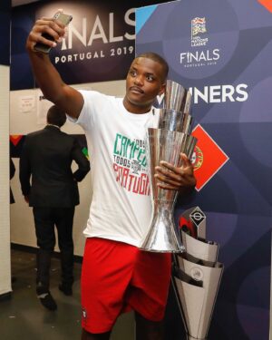 William Carvalho Instagram - É sempre bom relembrar aos esquecidos ! 😂😁🇵🇹🏆