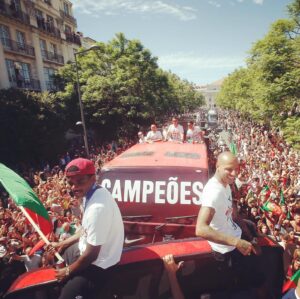 William Carvalho Instagram - Faz hoje 4 anos que ganhamos o Europeu com muito trabalho , sacrifício e humildade ! #Historia#orgulho