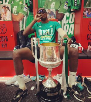 William Carvalho Instagram - Deus é maravilhoso 🏆💚🙏🏿💪🏿
#ModoCápsula
