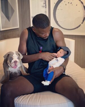 William Carvalho Instagram - O Bryan da as boas vindas ao mais novo membro cá de casa ! Ziggy🐶❤️👶🏽 thanks @colourbulls_uk