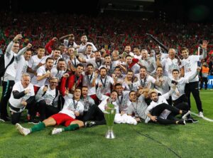 William Carvalho Instagram - Momentos inesquecíveis ! 🏆🇵🇹👌🏿#1ano @portugal