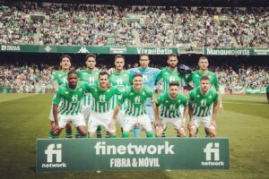 William Carvalho Instagram - Quem trabalha arduamente mais tarde ou mais cedo será sempre recompensando ! Vitoria muito importante! #ModoCápsula⏳👊🏿 ⚽️#MushoBetis