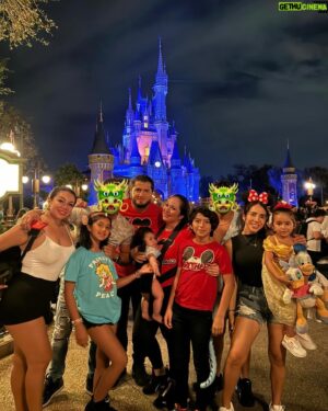 William Muñoz Instagram - FAMILY TRIP 2024!! 
Desde Magic kingdom! Muy feliz y emocionada de compartir esta experiencia , espero que muy pronto se repita y volver a vivir la magia de Disney , …Gracias Dios por permitirnos vivir esos momentos tan especiales !!!
, #valentinesweek !! @dralisticooficial @dcarorodriguezq @dragonlee95oficial @lupita.orozco.m