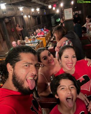 William Muñoz Instagram - FAMILY TRIP 2024!! 
Desde Magic kingdom! Muy feliz y emocionada de compartir esta experiencia , espero que muy pronto se repita y volver a vivir la magia de Disney , …Gracias Dios por permitirnos vivir esos momentos tan especiales !!!
, #valentinesweek !! @dralisticooficial @dcarorodriguezq @dragonlee95oficial @lupita.orozco.m