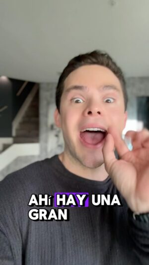 Willy Martín Instagram - Comparte este vídeo en tus historias para aprender un poco cada día y que todos:

#hablemosbien 🗣️

#RAEconsultas «Hay» es una forma del verbo «haber»; «ahí» es adv. de lugar: ¿Hay alguien ahí? «Ay» es interjección: ¡Ay!