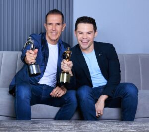 Willy Martín Instagram - “Mi dulce historia” ha sido de esos proyectos que no dejan de sorprendernos, ahora nos ha premiado con dos @tellyawards 🏅🏅

Gracias @elizabethmua por retratar este logro, que aprovechamos además para celebrar el cierre del mes del Orgullo Gay 🌈 Porque también se puede ser pareja y socios a la vez, y llevar las dos áreas con orgullo ❤️‍🔥

¿Cuál será el próximo documental? 

PD: obviamente la última foto es la más bella