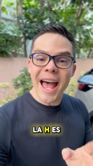 Willy Martín Instagram - ¿Sabías que la ‘H’ es muda pero no invisible? 🤫 En español, ‘a’ y ‘ha’ tienen funciones totalmente distintas. ‘A’ es una preposición y ‘ha’ es una forma del verbo haber. Conocer esta diferencia es clave para escribir correctamente. 

“A” - La Preposición

“A” es una preposición en español que tiene varios usos importantes:

	1.	Indica dirección: “Vamos a la playa.”
	2.	Introduce el complemento indirecto: “Le di el regalo a @luisluyando .”
	3.	Expresa tiempo específico: “Volveré a las tres.”
	4.	Forma locuciones verbales: “Empezar a leer.”

“Ha” - Forma del Verbo “Haber”

“Ha” es la forma del verbo auxiliar “haber”, usada principalmente en tiempos compuestos:

	1.	Se utiliza para formar tiempos compuestos, como el pretérito perfecto compuesto: “Ella ha terminado su tarea.”
	2.	Expresa experiencias pasadas que afectan el presente: “ @oscaralejandro ha visitado Francia varias veces.”
	3.	Ayuda a formar la voz pasiva: “El libro ha sido publicado por la editorial @paquidermolibros .”

#HablemosBien 🗣️