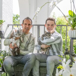 Willy Martín Instagram - Hoy es #nationalpetday 😻 Nosotros pasamos por una transición de ser papás perrunos a ser papás gatunos. Cada especie tiene su magia, pero lo que es indiscutible es que las mascotas son parte de nuestra familia, nos acompañan, nos escuchan y nos quieren. Que bonita ha sido mi vida desde que descubrí el amor de una mascota. 🐶🐱🐰🐹🐢🦜

Gracias @erikaperezroa 📸siempre a un click de bellos recuerdos ❤️‍🔥