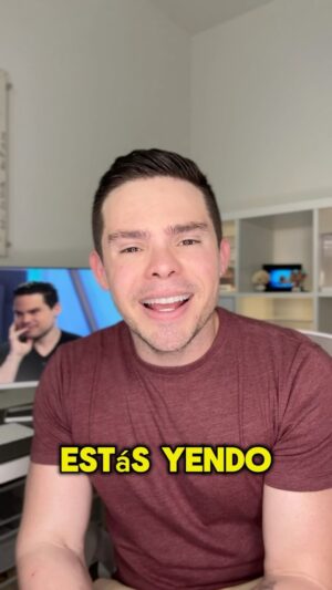 Willy Martín Instagram - ¿Confundido entre ‘yendo’, ‘iendo’ e incluso ‘hiendo’? 🧐 Solo una es correcta y es hora de aclararlo: ‘yendo’. En español, el gerundio, como ‘yendo’ del verbo ‘ir’, se utiliza para indicar una acción que está en proceso en el momento actual. Es la forma verbal que necesitamos para expresar continuidad de una acción, similar al ‘-ing’ en inglés. Pero, ¿por qué se cometen tantos errores con esta palabra? Muchos confunden su escritura por la pronunciación similar entre ‘y’, ‘i’ y ‘h’, pero recuerda, ¡la ‘h’ es muda y la ‘i’ no pertenece allí! 

Dale play al video, comenta tu duda más frecuente y compártelo con amigos que también quieran mejorar su forma der hablar y de escribir. 🚀📚 #HablemosBien 

PD: no soy profesor de lenguaje, ni conozco nuestro idioma a perfección, perot rato de compartir cada día algunos errores comunes que todos cometemos algunas veces... Gracias por acompañarme y por compartir este video.