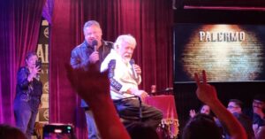 Willy Sabor Instagram - Después de una reunión con mi querido @elproferossa me dijo acompáñame a un show en @palermoteatrobar y me llamo al escenario. Ejaleeee