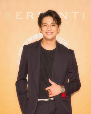 Win Morisaki Instagram - ブルガリのアイコン、「セルペンティ」の75周年を記念したブルガリ セルペンティ 75周年。 時を超えて紡がれる無限のストーリー展。ワクワクしながら伺いました。
見応えがあって見入ってしまうほどのハイジュエリー、 
アーカイブピースやアート作品の展示、そしてブルガリのカフェなど、優雅でゴージャスな時間を過ごせますよ^ ^
表参道で11月9日から26日まで開催です。
是非、半世紀を越えた輝きに満たされてくださいな^ ^

#PR
#Bulgari
#BulgariJewelry
#Serpenti75
#Serpenti